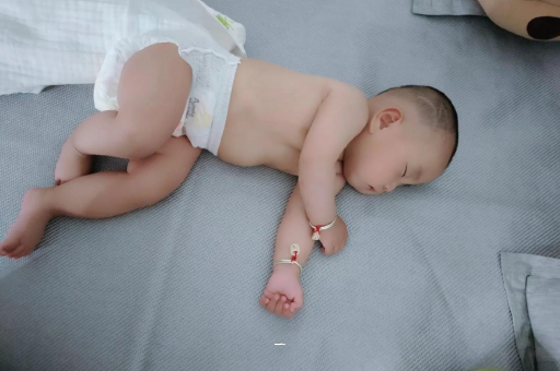 巴音郭楞蒙古宝宝胳膊上起红疙瘩